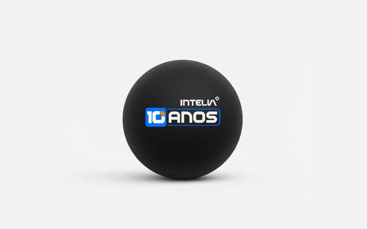 Bola preta com o logo Intelia 10 anos