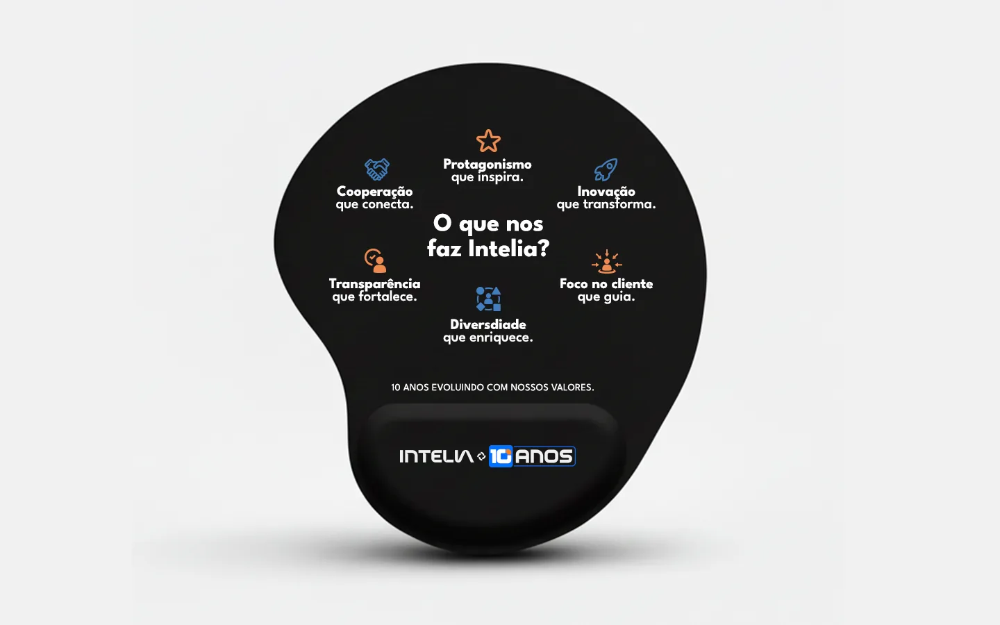 Mousepad preto com a pergunta o que nos faz Intelia e os seis valores em volta