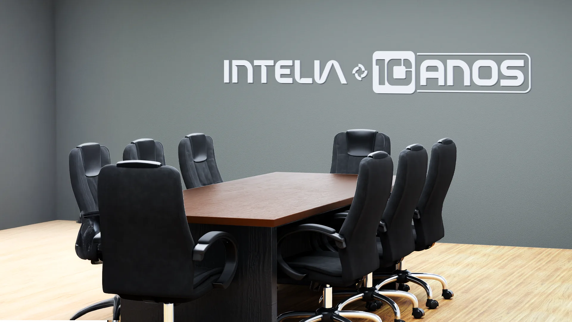 Logo na parede cinza de uma sala de reunião